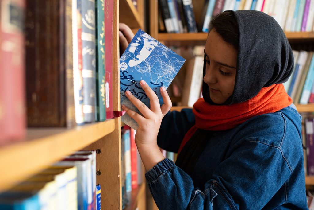 کتابخوانی واقعاً به چه دردی می‌خورد؟ سایت آموزش نوجوان نوبرنا